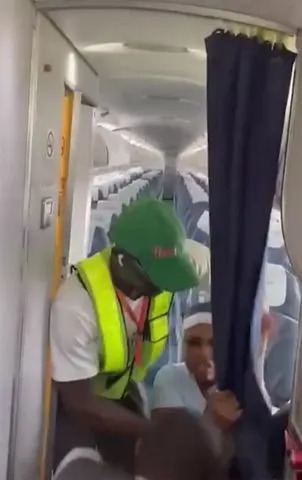 Viral Press Authorities removing a passenger from an Ibom Air flight on Sunday, Aug. 10, 2025